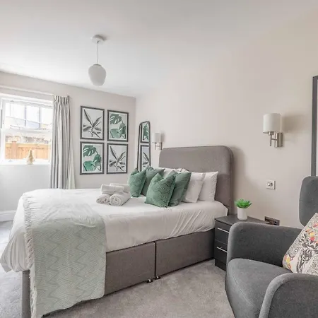 Modern 2 Bed Oasis - Private Parking & Garden Apartment Windsor Exterior photo