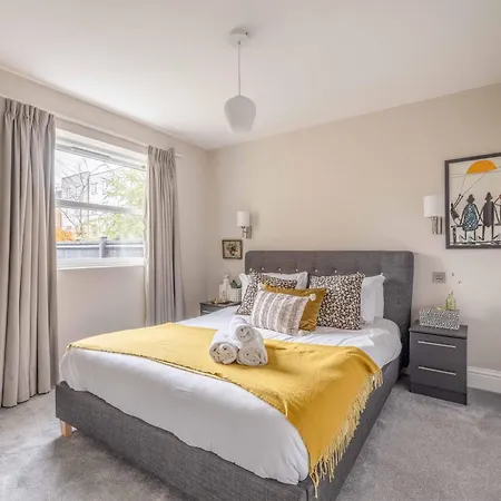 Modern 2 Bed Oasis - Private Parking & Garden Apartment Windsor Exterior photo