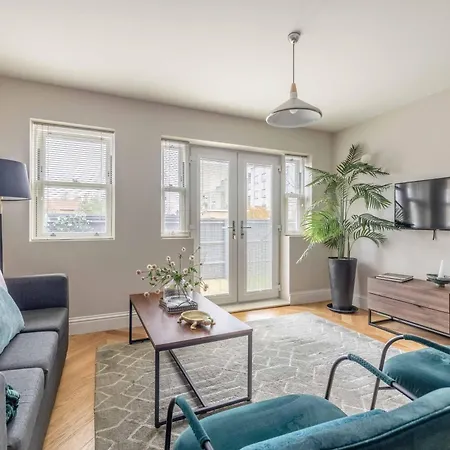 Modern 2 Bed Oasis - Private Parking & Garden Apartment Windsor Exterior photo