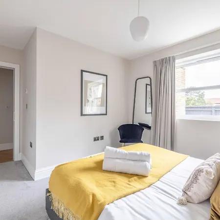 Modern 2 Bed Oasis - Private Parking & Garden Apartment Windsor Exterior photo