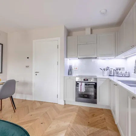 Modern 2 Bed Oasis - Private Parking & Garden Apartment Windsor Exterior photo