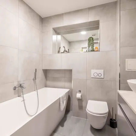 Modern 2 Bed Oasis - Private Parking & Garden Apartment Windsor Exterior photo