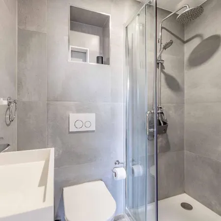 Modern 2 Bed Oasis - Private Parking & Garden Apartment Windsor Exterior photo