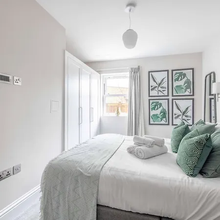 Modern 2 Bed Oasis - Private Parking & Garden Apartment Windsor Exterior photo