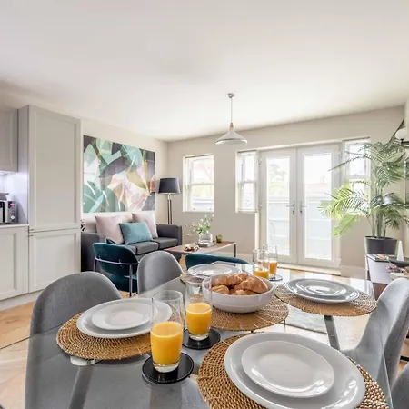 Modern 2 Bed Oasis - Private Parking & Garden Apartment Windsor Exterior photo