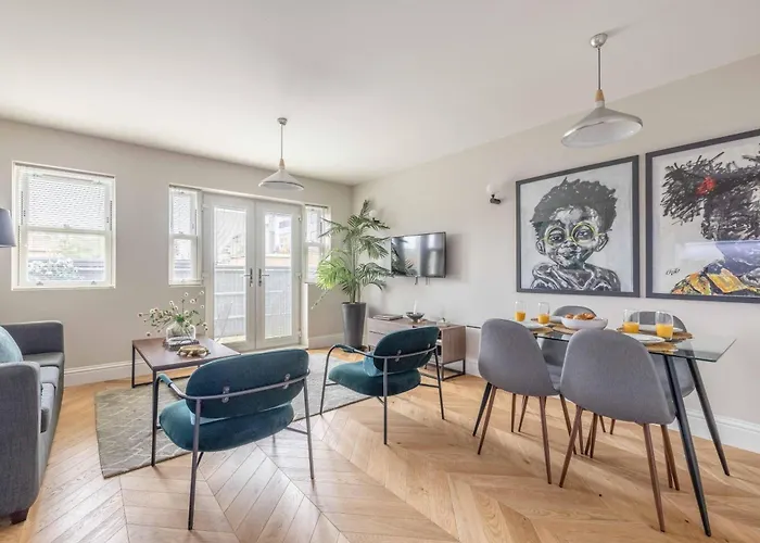 Modern 2 Bed Oasis - Private Parking & Garden