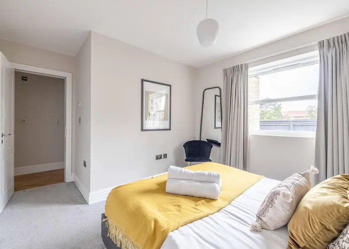 Modern 2 Bed Oasis - Private Parking & Garden